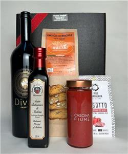 Ein Hauch Italien:
1 Fl. 75cl DIVUS Nero di Troia IGP Puglia
1 Fl. 25cl Aceto Balsamico di Modena IGP
Risotto Peperoni Salsiccia 250g
Cantucci 200 g
Tomatensauce 280g
verpackt in Präsentkarton
(postversandtauglich)
