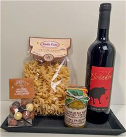 Gourmetpack Soñador:
1 Fl. 75cl Soñador,
500g Fusilli,
180g Pesto Basilico,
100g Schokonüsse,
verpackt in Cellophan mit schöner Masche