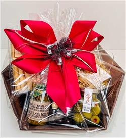 Verführung aus dem Rhônetal:
1 Fl. 75cl Lirac,
500g Fusilli,
300g Oliven mit Peperoni,
180g Pesto Basilico,
130g Grissini mit Rosmarin,
100g Schokoladennüsse,
verpackt in Geschenkkorb mit Cellophan