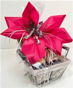 Aceto & Olio Italien:
1 Fl. 25cl Aceto Balsamico di Modena IGP 8 anni 6 Scudi,
1 Fl. 50cl Olio Extra Vergine d'Oliva Toscana IGP,
schön verpackt in Geschenkkorb mit Cellophan