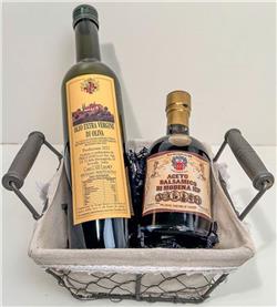 Aceto & Olio Italien:
1 Fl. 25cl Aceto Balsamico di Modena IGP 8 anni 6 Scudi,
1 Fl. 50cl Olio Extra Vergine d'Oliva Toscana IGP,
schön verpackt in Geschenkkorb mit Cellophan