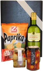 Apérobox:
1 Fl. 75cl Räuschling,
300g Oliven mit Peperoni,
280g Peperoni mit Frischkäse gefüllt,
90g Paprika Chips,
50g Erdnüsse gesalzen,
verpackt in schönem Karton
(postversandtauglich)
