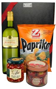 Apérobox:
1 Fl. 75cl Räuschling,
Gefüllte Peperoncini 260g
Paprika Chips 90g 
Getrocknete Tomaten 180g
verpackt in schönem Karton
(postversandtauglich)