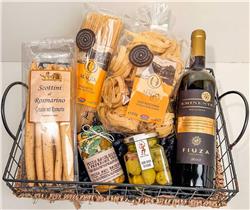 Vinho e petiscos - Wein und Snacks:
1 Fl. 75cl Eminente Reserva Tejo,
130g Grissini mit Rosmarin,
500g Fusilli,
500g Nudeln,
180g Pesto,
300g Oliven mit Peperoni,
15g Gewürzmischung im Reagenzglas
schön verpackt im Korb mit Cellophan
