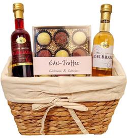 Edles im Korb:
100g Edel-Truffes (9 Stück),
1 Fl. 10cl Edelsüss,
1 Fl. 10cl Edelbrand,
schön verpackt im Korb mit Cellophan