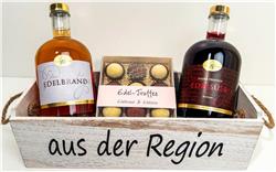 Edles im Holzkistli:
1 Fl. 50cl Edelsüss,
1 Fl. 50cl Edelbrand,
100g Edel-Truffes (9 Stück),
schön verpackt im Holzkistli mit Cellophan