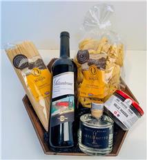 Feinschmeckerpackung  'Tessiner Genuss': 1 Fl. 75cl Merlot Vallombrosa, 1 Fl. 20cl Grappa Castelrotto, 500g Fusilli, 500g Spaghetti, 170g Pfeffer aus dem Maggiatal, schön Präsentkorb mittel sechseckig und Cellophan