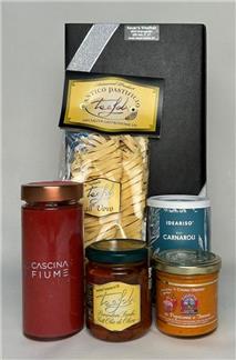 Essensgenussbox: Getrocknete Tomaten 180g Peperoni-Thun-Creme 140g Tagliatelle 250g Tomatensauce 280g Reis Carnaroli 320g verpackt in schönem Karton (postversandtauglich)
